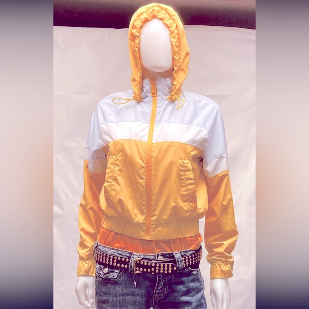 HOLISTER PORTABLE EASY TO CARRY  ALL WEATHER WINDBREAKER WITH ADJUSTABLE  HOOD